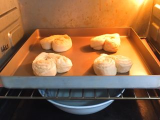 椰蓉心形面包,送入烤箱两次发酵，方法同上也是60分钟。