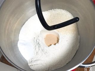 椰蓉心形面包,高筋粉和泡打粉放入厨师机，盐和细砂糖对角放，发酵粉放中间。
