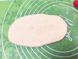 椰蓉心形面包,再将剂子擀成椭圆形。