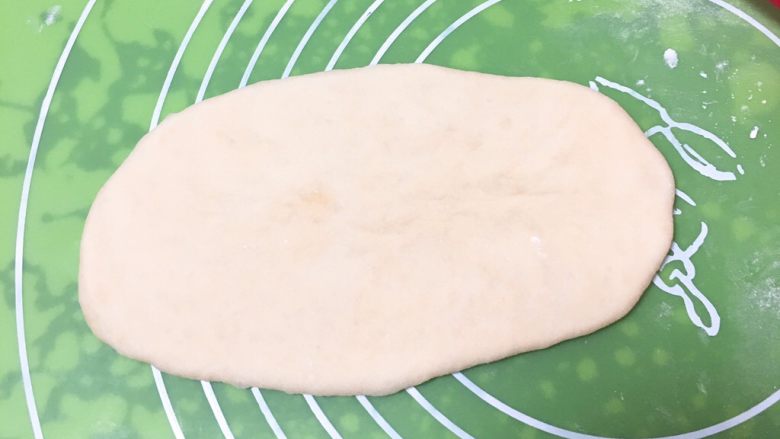 椰蓉心形面包,再将剂子擀成椭圆形。