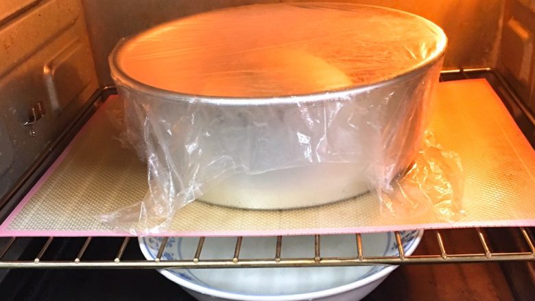 椰蓉心形面包,烤箱发酵档，底部放一碗热水，发酵60分钟。