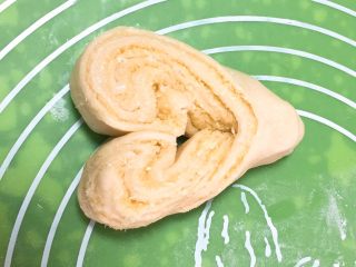 椰蓉心形面包,两头往中间折叠。