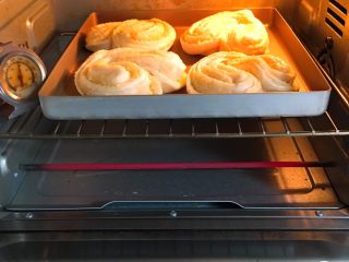 椰蓉心形面包,烤箱预热至190度，金盘送入烤箱烤制20分钟。