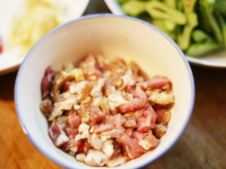美食丨刀豆炒肉丝 妈妈的味道 家的味道,瘦肉放小碗中，加盐、生抽、生粉腌制10分钟。