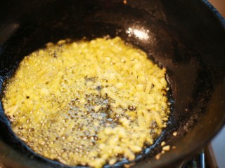美食丨刀豆炒肉丝 妈妈的味道 家的味道,锅红油热，加入大蒜和葱爆香。