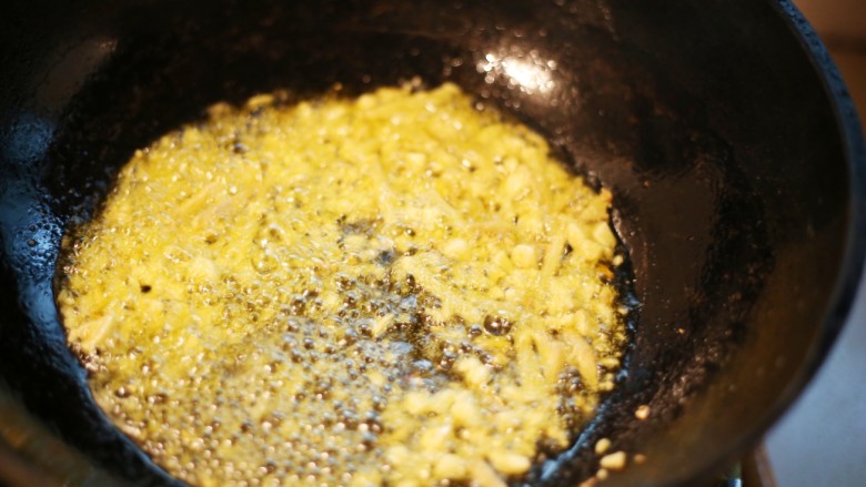 美食丨刀豆炒肉丝 妈妈的味道 家的味道,锅红油热，加入大蒜和葱爆香。