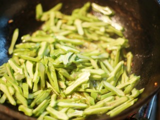 美食丨刀豆炒肉丝 妈妈的味道 家的味道,盛出后，锅中加入刀把豆翻炒两分钟。