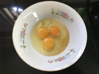 文蛤鸡蛋羹,3个鸡蛋打入碗中。