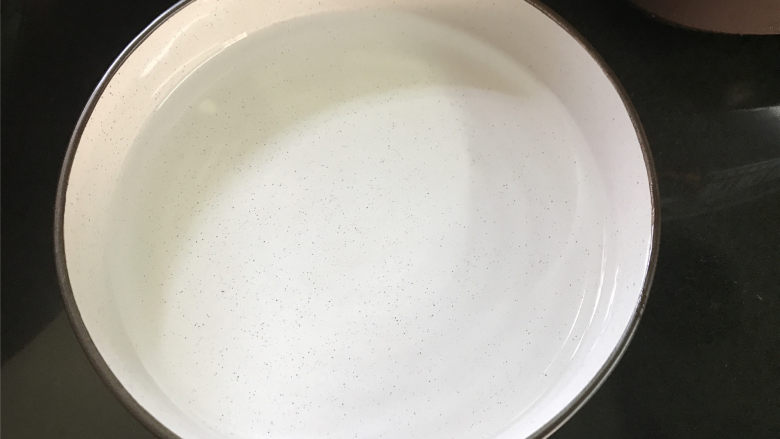 文蛤鸡蛋羹,把焯文蛤的水过滤下，去掉杂质，放入碗中。