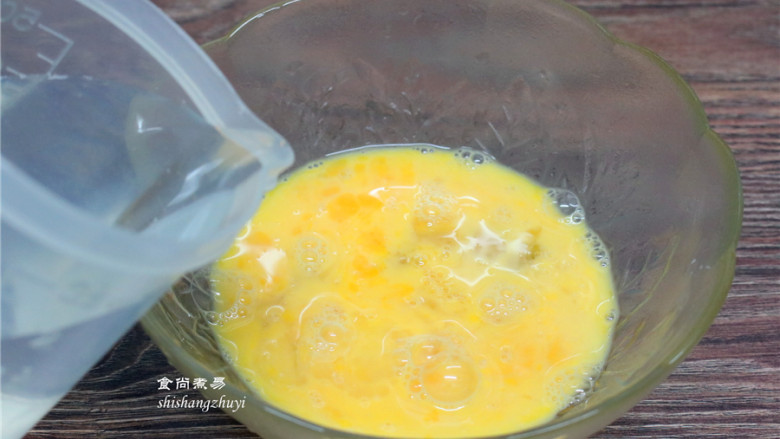虾仁蒸滑蛋,加上350毫升清水，3个鸡蛋兑350毫升清水，亲们记住了，用这个比例调出来的蛋羹最完美；