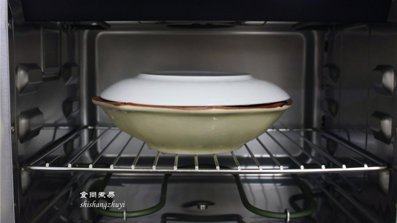 虾仁蒸滑蛋,盘子上面用一个大于盘口的碟子盖住，防止蒸馏水滴入蛋液中，造成蛋羹表面凹凸不平；
