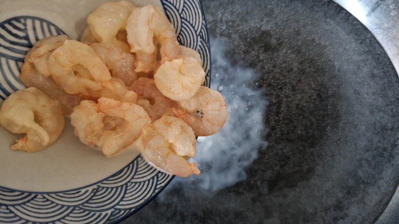 滑蛋虾仁,起锅烧水，在锅中水烧至出现密集的小泡泡时（未到大开状态）将腌拌好的虾仁入锅，略为汆烫至8分熟（约20秒）。