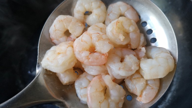 滑蛋虾仁,将汆烫好的虾仁沥水捞出备用。