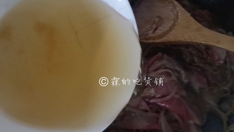日式肥牛饭,随后在调酱汁的碗里（一举二得，调料刮干净的同时也可以省得再拿一个碗）放入约50g的清水，倒入锅里