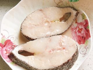 香煎鳕鱼片,用手抓匀，腌制15分钟。
