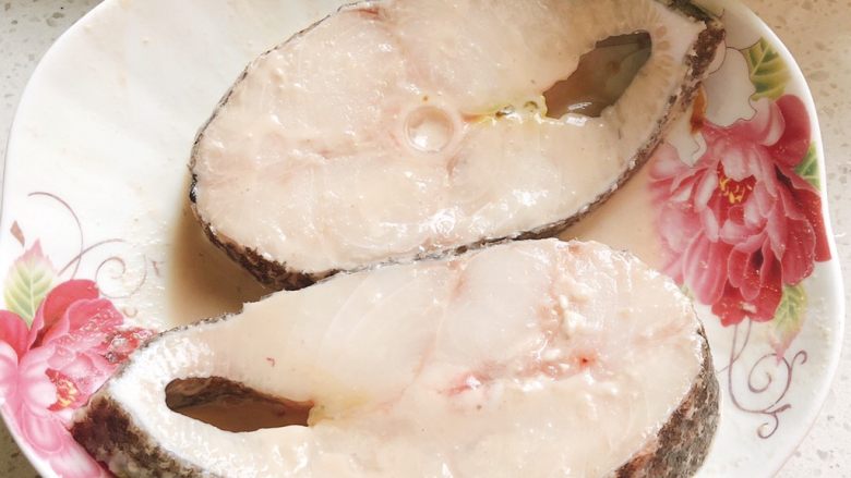 香煎鳕鱼片,用手抓匀，腌制15分钟。