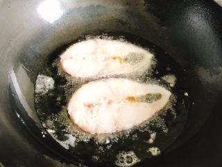 香煎鳕鱼片,油温烧热后，放入鳕鱼片煎炸。（油温热一些，鱼片不容易粘底。放入鱼片不断有很多气泡冒出则是适合的油温）