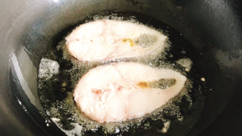 香煎鳕鱼片,油温烧热后，放入鳕鱼片煎炸。（油温热一些，鱼片不容易粘底。放入鱼片不断有很多气泡冒出则是适合的油温）