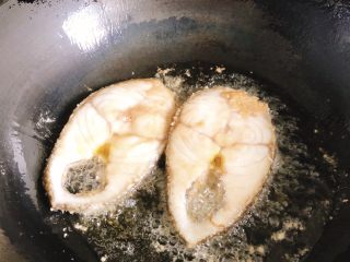 香煎鳕鱼片,中火煎2分钟后翻一面。