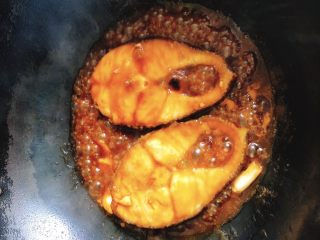 香煎鳕鱼片,煮2～3分钟，关火起锅。