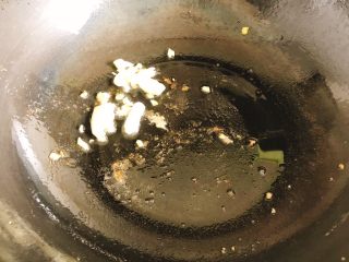 香煎鳕鱼片,倒掉锅里的油，留少许，开大火，放入姜葱白蒜头炒香。
