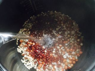 健脾祛湿+赤小豆薏米芡实粥,加入足够的热水（1200ml）