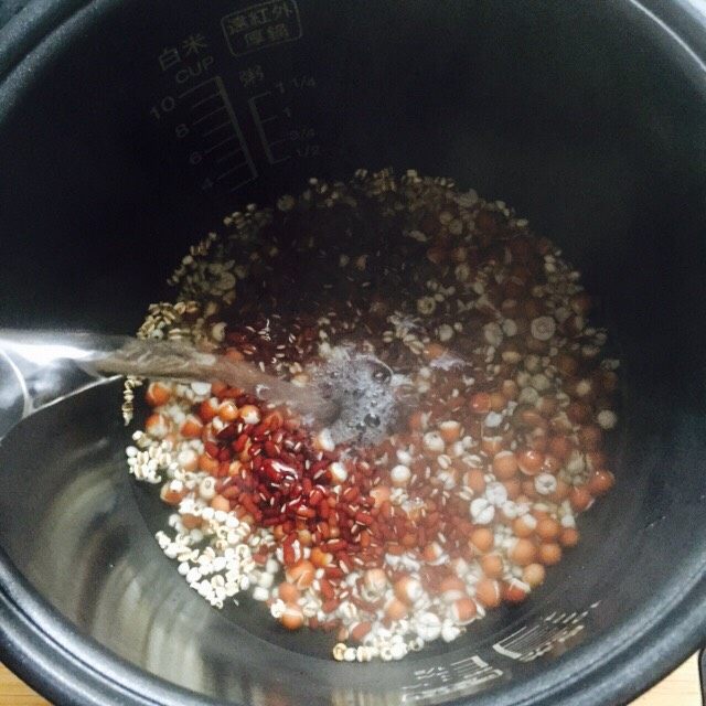 健脾祛湿+赤小豆薏米芡实粥,加入足够的热水（1200ml）