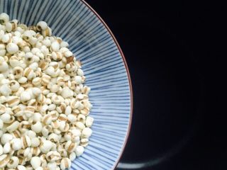 健脾祛湿+赤小豆薏米芡实粥,取出电饭煲内胆将薏米倒入电饭煲内胆