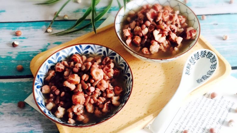 健脾祛湿+赤小豆薏米芡实粥,装在漂亮的器皿