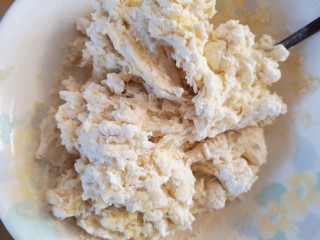 脆底拉丝蜂蜜面包,将面团材料除黄油外全部混合在一起并用筷子搅成絮状