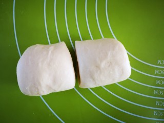 脆底拉丝蜂蜜面包,从中间切成两半