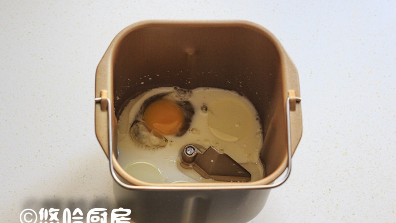 一键式白吐司&肉松三明治,面包机桶中先放入1个鸡蛋，再放<a style='color:red;display:inline-block;' href='/shicai/ 219'>牛奶</a>、盐、细砂糖、植物油。