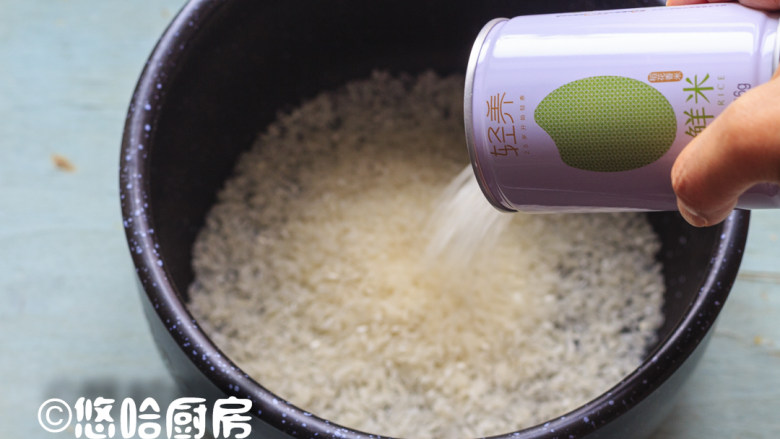 米饭甜甜圈,轻养鲜米一罐放入电饭煲中。