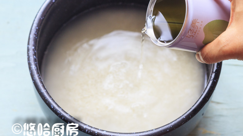米饭甜甜圈,加入一罐清水，用米饭功能焖一锅米饭。大米是免洗的。