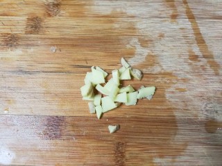 洋葱黄瓜鸡丁,姜切小块