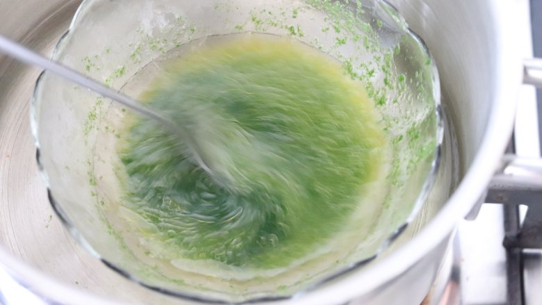 菠菜心形贝壳蛋糕,剩余的都和菠菜液体混合起来，放入热水小锅中保温待用。
