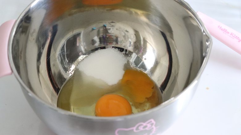 菠菜心形贝壳蛋糕,鸡蛋70克，加入全部的细砂糖。
