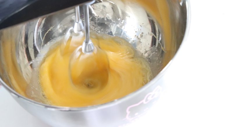菠菜心形贝壳蛋糕,用打蛋器高速打发，几分钟后，会得颜色发白，蓬松。
