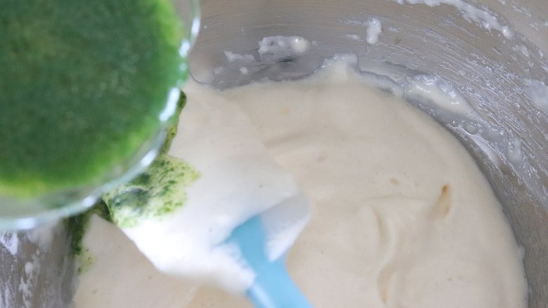 菠菜心形贝壳蛋糕,11、保温的菠菜黄油液，搅拌均匀后，借助刮刀撒在面糊上。