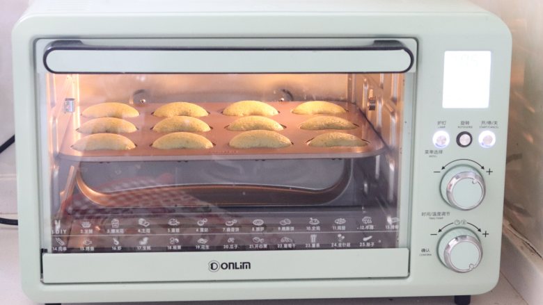 菠菜心形贝壳蛋糕,放入预热好的烤箱中，170度约12分钟左右。