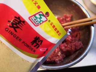 牛肉胡萝卜蒸饺,加入少许姜粉，生姜切碎沫也可以