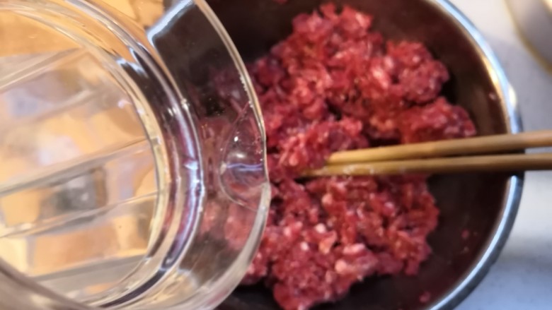 牛肉胡萝卜蒸饺,水打馅，每次加一点点水，筷子朝一个方向搅打