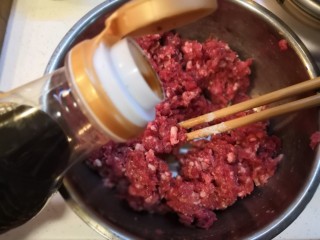牛肉胡萝卜蒸饺,加入适量老抽，生抽，盐