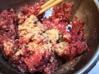 牛肉胡萝卜蒸饺,撒入姜粉后搅匀