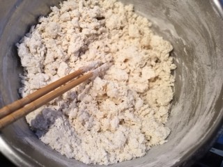 牛肉胡萝卜蒸饺,用筷子快速搅拌成絮状
