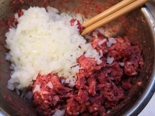 牛肉胡萝卜蒸饺,攥干水分后加入牛肉馅中