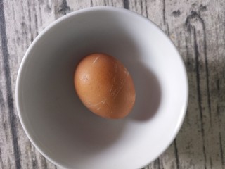 黄瓜鸡蛋炒肉,然后准备一个鸡蛋。