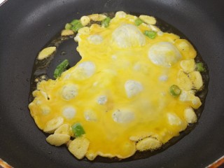 黄瓜鸡蛋炒肉,然后锅里热油，把葱爆香。再把鸡蛋液倒进去。