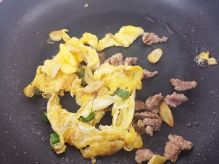 黄瓜鸡蛋炒肉,把肉丁炒熟之后，再放入炒好的鸡蛋。