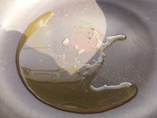 木耳炒鸡蛋火腿肠,然后锅里热油。